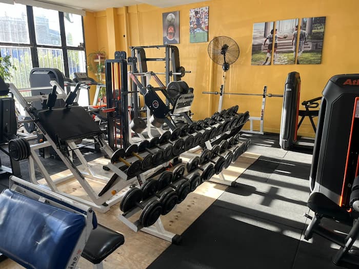 Mancuernas de gimnasio en Caleta Fitness