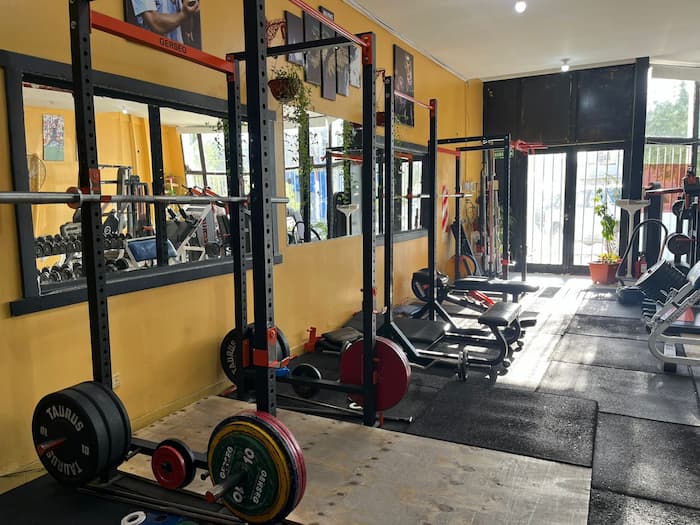 Racks de pesas y barras en el gym